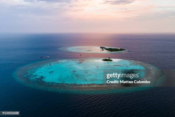 aerial view of two islands in the maldives at sunset - ari stock-fotos und bilder