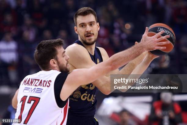 Marko Guduric, #23 of Fenerbahce Dogus Istanbul competes with Vangelis Mantzaris, #17 of Olympiacos Piraeus during the 2017/2018 Turkish Airlines...