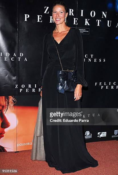 Television presenter Anne Igartiburu attends the 'Felicidad perfecta' photocall at Cines Callao on October 1, 2009 in Madrid, Spain.