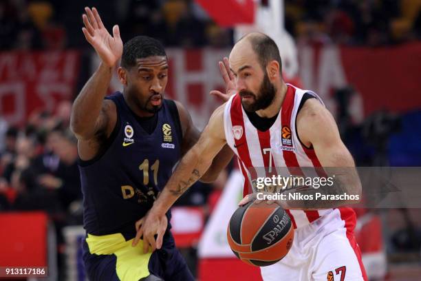 Vassilis Spanoulis, #7 of Olympiacos Piraeus competes with Brad Wanamaker, #11 of Fenerbahce Dogus Istanbul during the 2017/2018 Turkish Airlines...