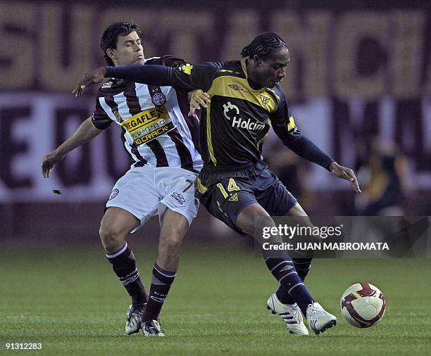 Ecuador's Liga de Quito midfielder Diego Calderon is marked by Argentina's Lanus forward Santiago Biglieri during a Copa Sudamericana 2009 football...