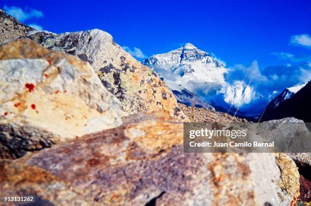 view of mount everest's north face in tibet. - north face of everest fotografías e imágenes de stock