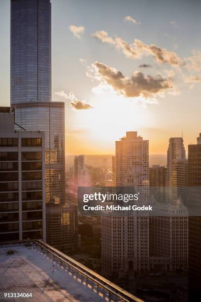 view from downtown chicago rooftop during sunset - trump international hotel & tower chicago stock pictures, royalty-free photos & images