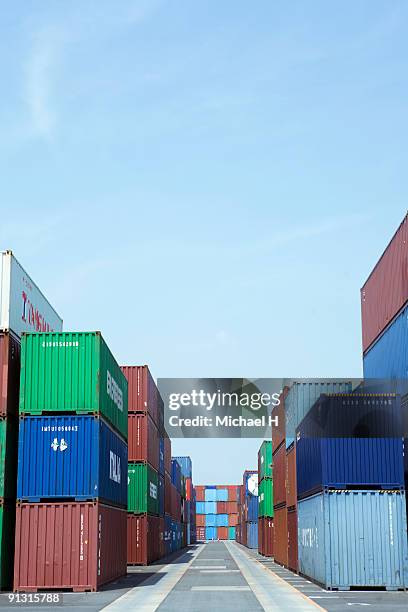 a lot of colorful containers and the skies - stackable photos et images de collection