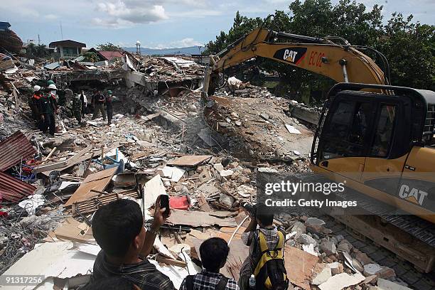 Indonesian Navy workers remove debris from the Gama English Course building site on October 2, 2009 in Padang, West Sumatera, Indonesia. According to...