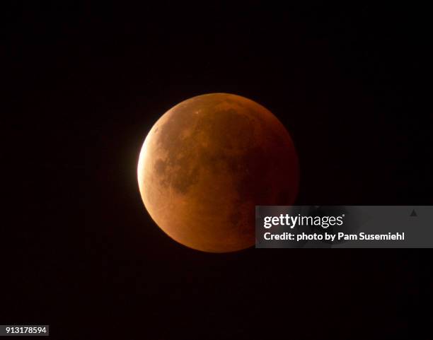 super blue blood moon eclipse - close-up, exiting totality , los angeles, 2018 - super blue blood moon 個照片及圖片檔