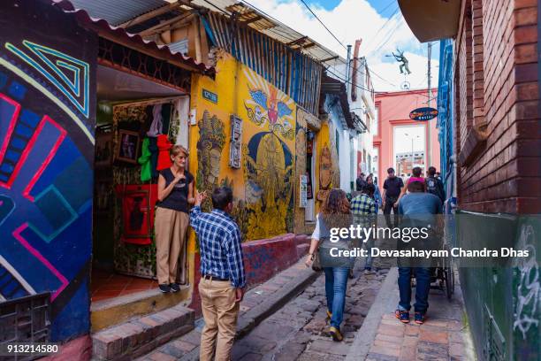 bogotá, kolumbien - lokale kolumbianer auf kopfsteinpflaster calle del embudo, in la candelaria die altstadt der hauptstadt anden - embudo stock-fotos und bilder
