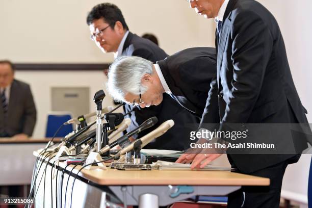 Masao Kitano , an executive vice president of Kyoto University, and other officials apologize at a news conference for an error in last year's...