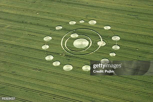 crop circles - graancirkel stockfoto's en -beelden