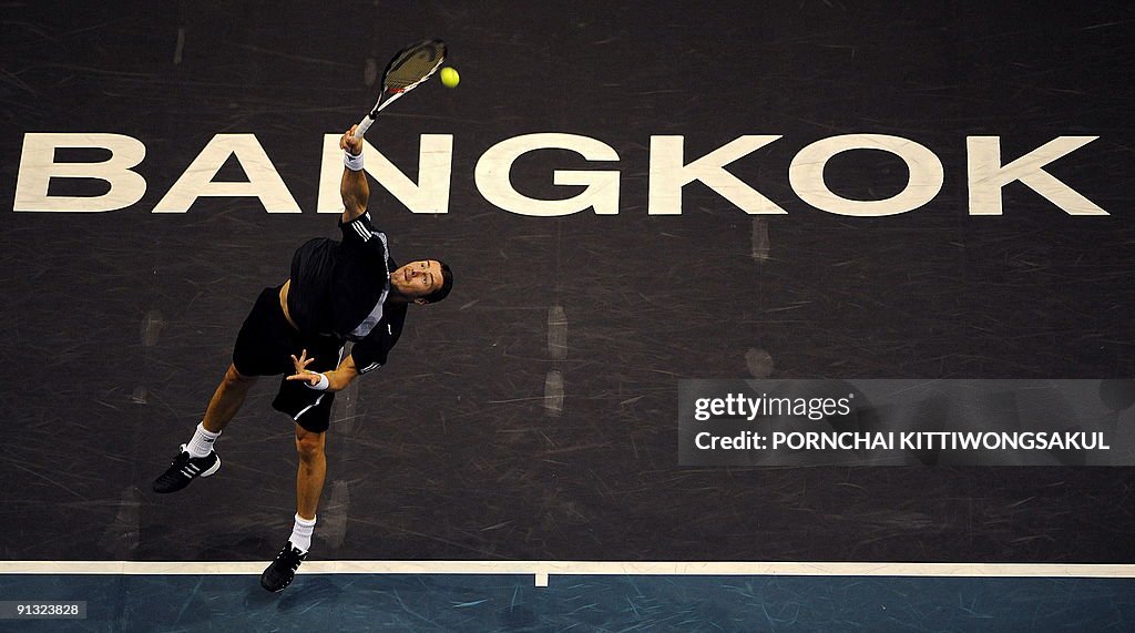 Marat Safin of Russia serves to Swiss pl