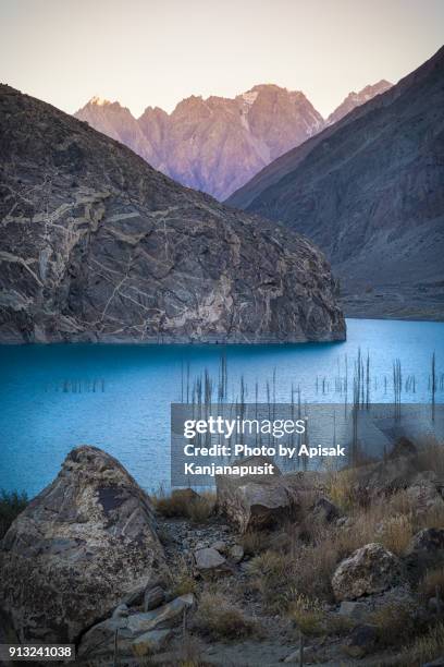 attabad lake, gilgit baltistan, pakistan - gilgit baltistan stockfoto's en -beelden