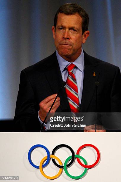 Doug Arnot, senior vice president of Venues and Games Operation for Chicago 2016, addresses the IOC members during the Chicago 2016 presentation on...