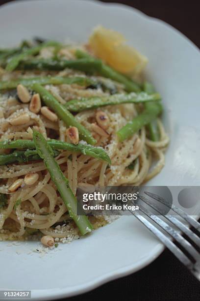 dish of parmesan cheese and asparagus pasta - pijnboompit stockfoto's en -beelden
