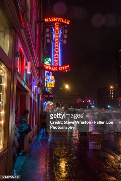 rain in the city - people walking in nashville honky tonk district - nashville disco party ストックフォトと画像