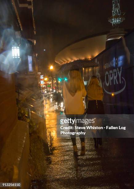 rain in the city - people walking in nashville honky tonk district - nashville disco party ストックフォトと画像