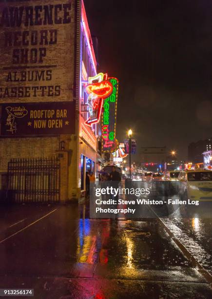 rain in the city - people walking in nashville honky tonk district - nashville disco party ストックフォトと画像