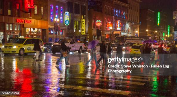 rain in the city - nashville honky tonks and people in the rain - nashville disco party ストックフォトと画像