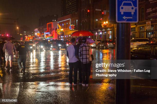 rain in the city - nashville honky tonks and people in the rain - nashville disco party ストックフォトと画像