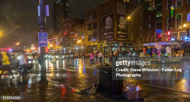 rain in the city - nashville honky tonks and people in the rain - nashville disco party ストックフォトと画像