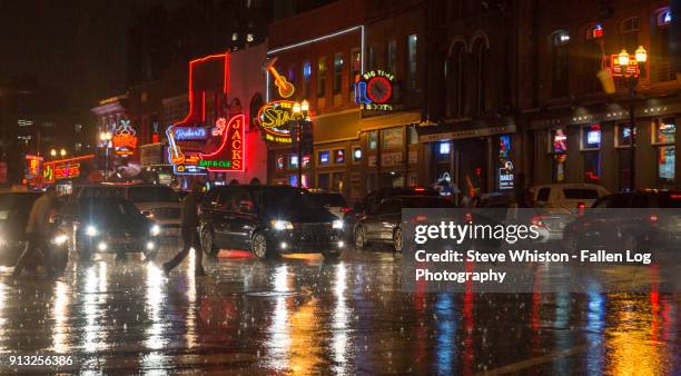 rain in the city - nashville honky tonks and people in the rain - nashville disco party ストックフォトと画像