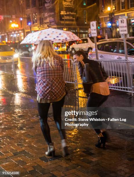 rain in the city - nashville honky tonks and people in the rain - nashville disco party ストックフォトと画像