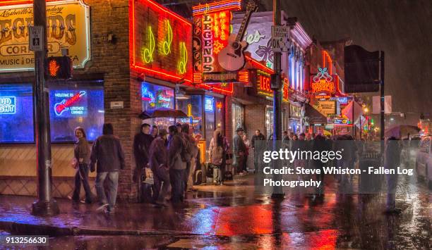 rain in the city - nashville honky tonks and people in the rain - nashville disco party ストックフォトと画像