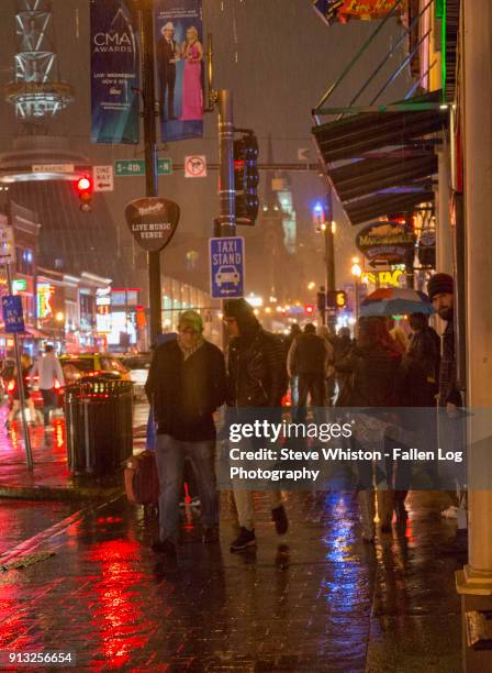 rain in the city - nashville honky tonks and people in the rain - nashville disco party ストックフォトと画像