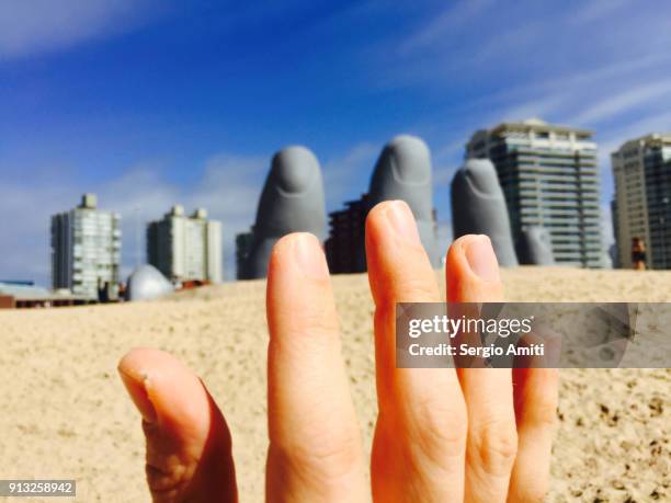 la mano de punta del este and a real hand - de la mano imagens e fotografias de stock