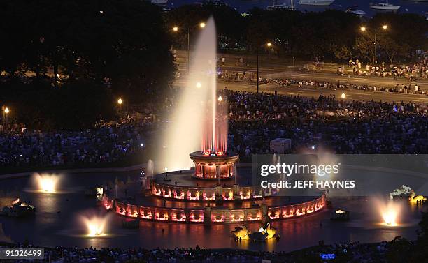 The Buckingham Fountain seen from the roof of the Hilton Hotel 03 July 2007 in Grant Park along the shores of Lake Michigan in downtown Chicago,...