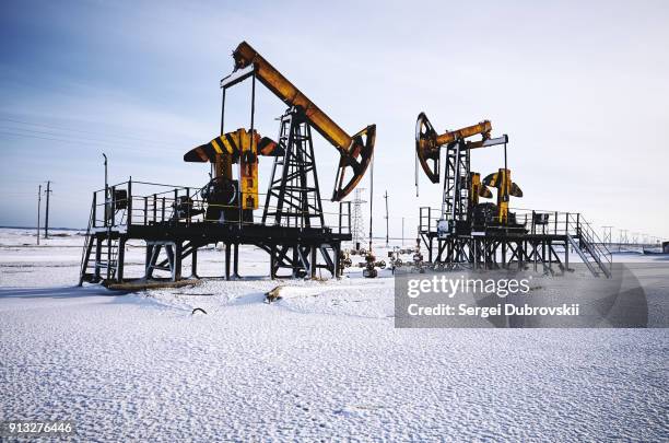 plataforma petrolífera, neve, inverno, bomba de óleo - rússia - fotografias e filmes do acervo