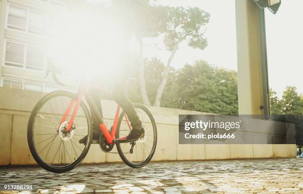 fahrradkurier: pendler mit rennrad in der stadt - fahrradlenker stock-fotos und bilder