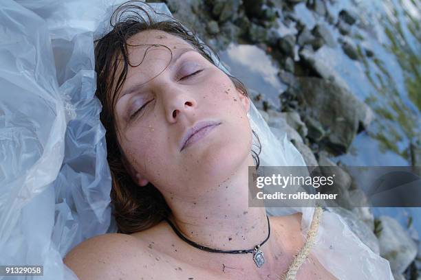 mädchen in kunststoff - female corpse stock-fotos und bilder