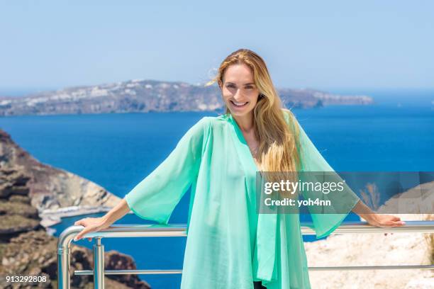 linda mujer y medio ambiente de santorini - tunic fotografías e imágenes de stock