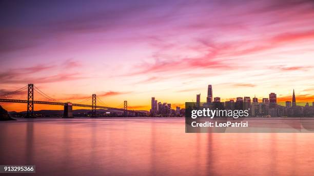 modern futuristic downtown san francisco skyline at night - são francisco califórnia imagens e fotografias de stock