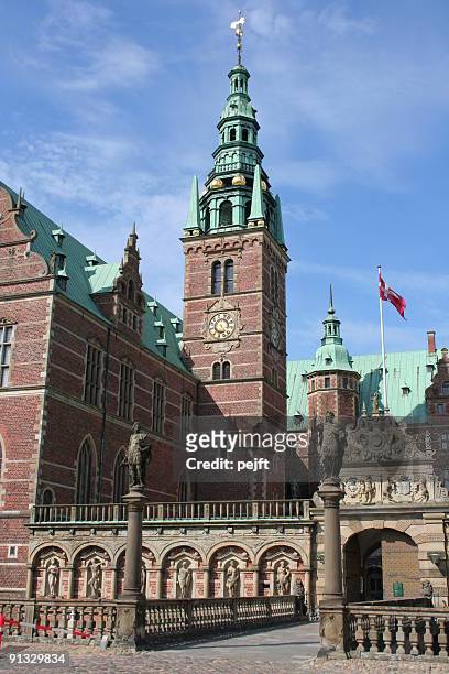 royal castle of frederiksborg - pejft stockfoto's en -beelden