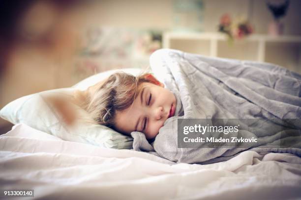 sleepy little girl. - cobertor imagens e fotografias de stock