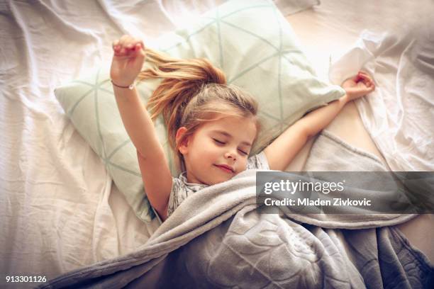 stretching na slaap. - girl in her bed stockfoto's en -beelden