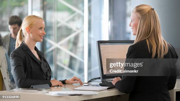 consultation caissier femme femme - bank counters photos et images de collection