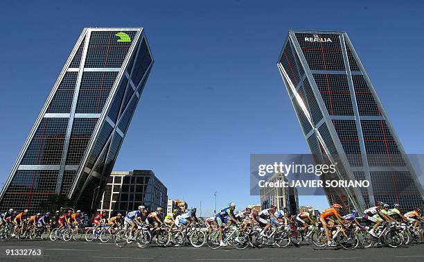 The pack ride in front of the Kio towers in Madrid during the 21st stage of the Tour of Spain, 18 September 2005. Italy's Alessandro Petacchi won the...