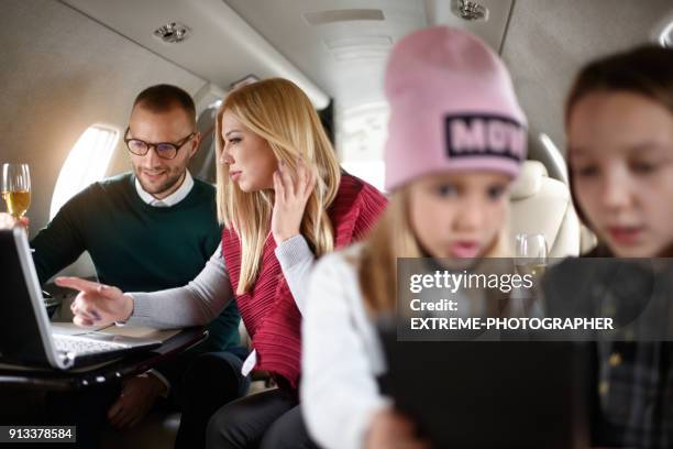 famiglia in aereo - famiglia multimediale foto e immagini stock