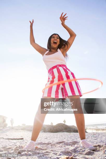 mooie jonge vrouw hula dansen op het strand. - hula stockfoto's en -beelden