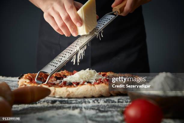 pizza - preparación fotografías e imágenes de stock