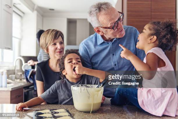 großeltern, kochen mit kindern - person gemischter abstammung stock-fotos und bilder