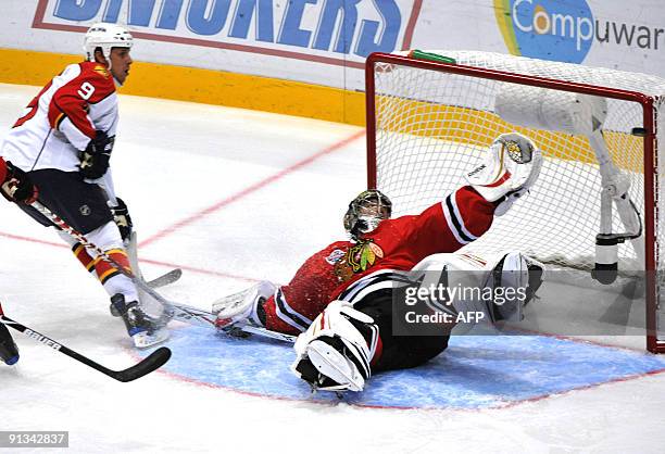 Stephen Weiss of the Florida Panthers shoots at goalie Cristobal Huet of the Chicago Blackhawks at the NHL Premier ice hockey game Chicago Blackhawks...