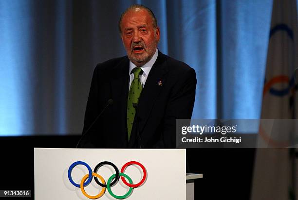 Spanish King Juan Carlos addresses IOC members during the Madrid 2016 presentation on October 2, 2009 at the Bella Centre in Copenhagen, Denmark. The...