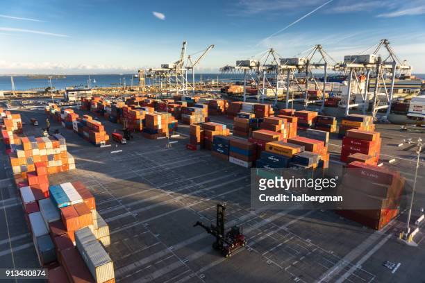 havenmachines container yard met schip - dag - long beach california stockfoto's en -beelden