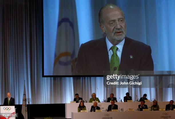 Spanish King Juan Carlos addresses IOC members during the Madrid 2016 presentation on October 2, 2009 at the Bella Centre in Copenhagen, Denmark. The...
