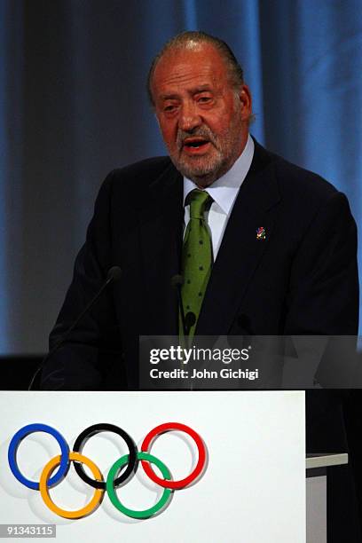 Spanish King Juan Carlos addresses IOC members during the Madrid 2016 presentation on October 2, 2009 at the Bella Centre in Copenhagen, Denmark. The...