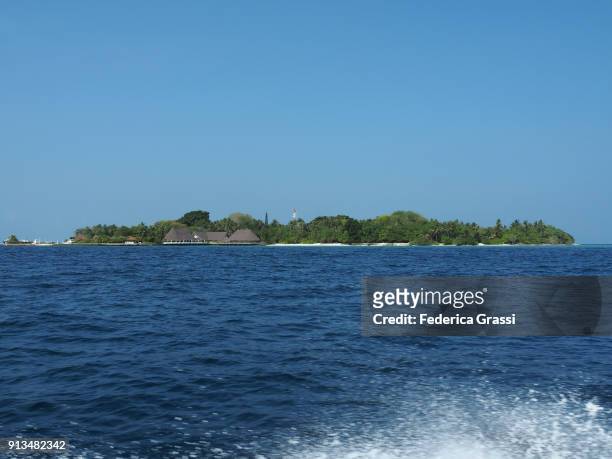 maldivian island of bandos seen from a tourist boat - bandos stock-fotos und bilder