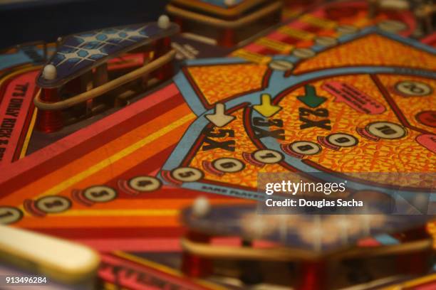 == close-up of a arcade pinball game == - pinball stock-fotos und bilder